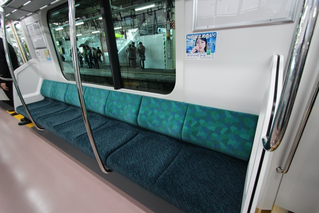 横浜線E233系6000番台　車内3
